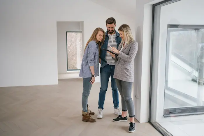 Visite d’un appartement moderne en VEFA, où l’acquéreur échange avec le promoteur avant la signature du contrat et la livraison du logement.