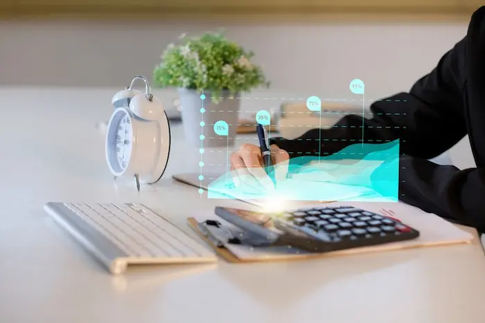 Main d'un expert financier pointant un graphique de croissance lumineux pour illustrer le calcul stratégique de la capacité d'emprunt lors d'un rachat de crédit