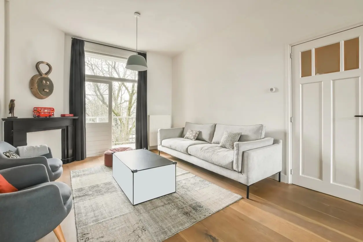 Séjour d’un appartement neuf lumineux avec parquet, sous garantie décennale, offrant confort et sécurité aux primo-accédants