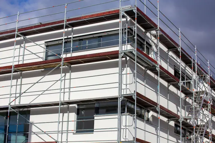 Immeuble moderne en construction illustrant la VEFA, où l’acquéreur réserve son logement neuf avant l’achèvement et sécurise son futur cadre de vie