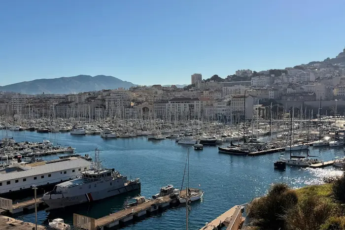 Vue sur marina remplie de bateaux, illustrant le cadre méditerranéen idéal pour un achat d’appartement neuf à Marseille.