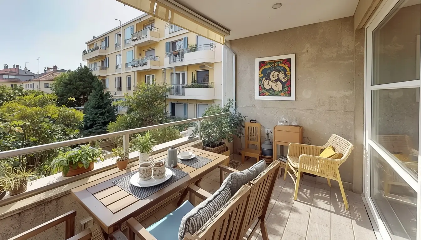 Vue sur la terrasse d'un appartement 2 pièces Nice